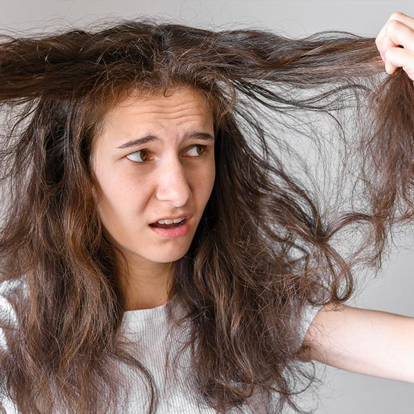 Lavare i Capelli Ogni Giorno Milano:  ragazza preoccupata per i suoi capelli