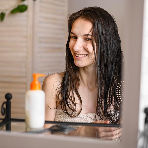 Lavare i Capelli Ogni Giorno Milano: ragazza sii spazzola i capelli