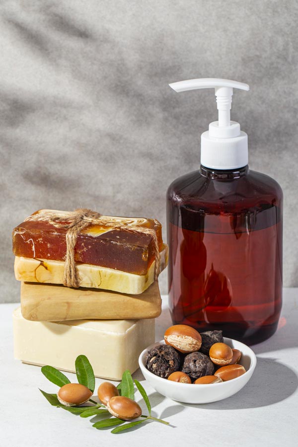 Prodotti per la Cura dei Capelli: shampoo in saponetta e liquido